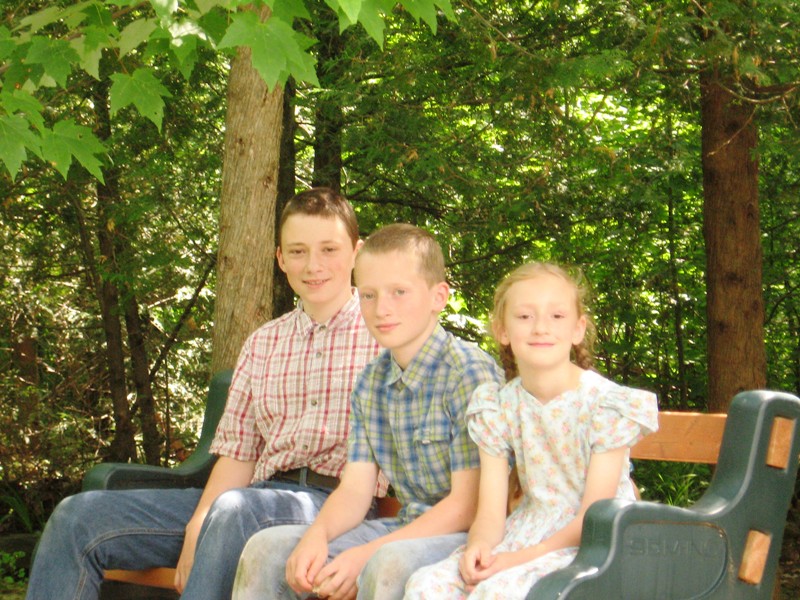 Hugues (13 ½), Thierry (presque 10) et Astrid (7 ¾) sur un banc
